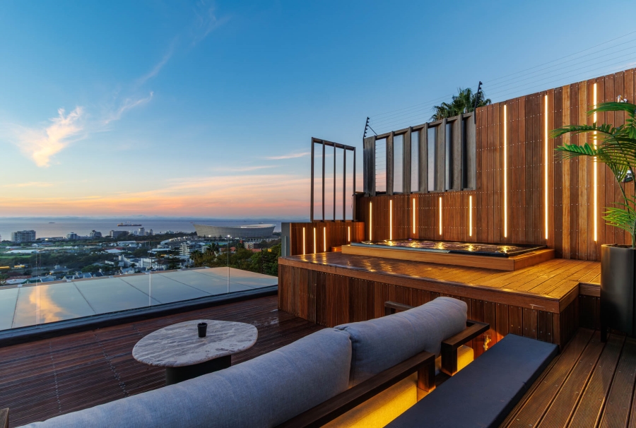 4 Bedroom Property for Sale in Green Point Western Cape